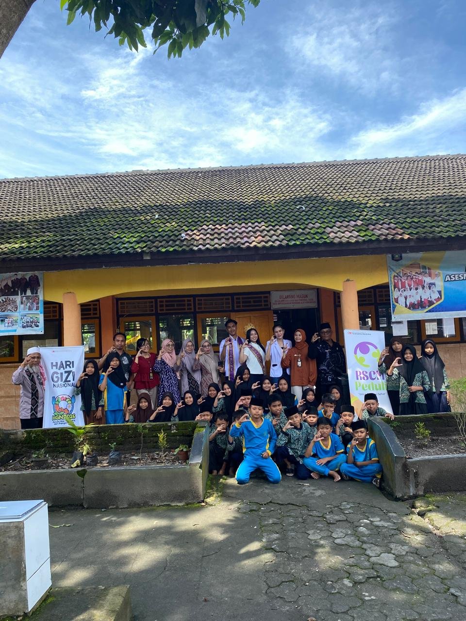 Edukasi Gizi Seimbang Sejak Dini, Tim PKRS RSCM Kunjungi SDN 1 Sukarara